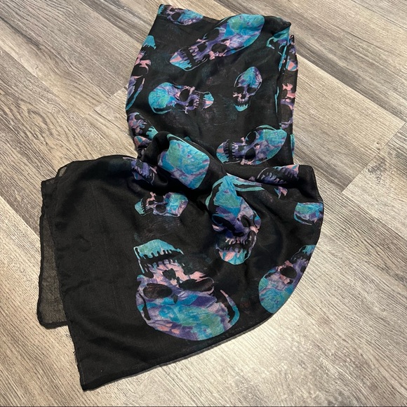 Skull Scarf - large scarf/wrap with cute skulls - Picture 2 of 4